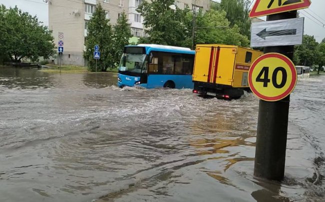 Зупинились 15 тролейбусів: комунальники розповіли про причину підтоплення у Луцьку 