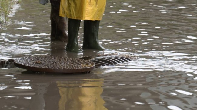 Зупинились 15 тролейбусів: комунальники розповіли про причину підтоплення у Луцьку 