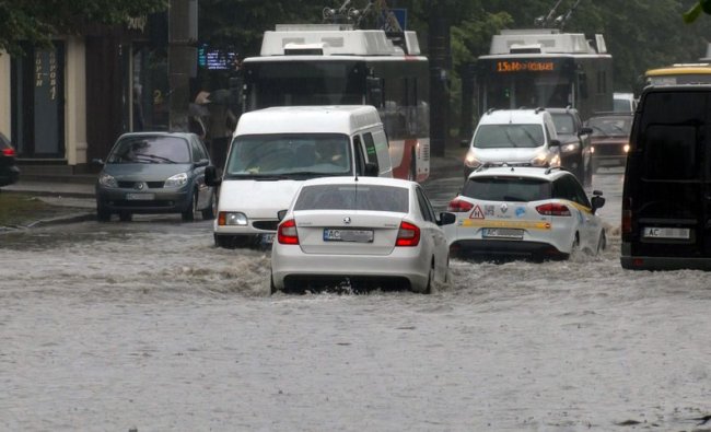 Зупинились 15 тролейбусів: комунальники розповіли про причину підтоплення у Луцьку 