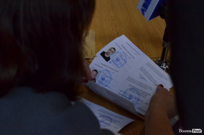 У Луцьку вручили перші посвідчення бійцям-добровольцям. ФОТО