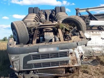 На Волині водій вантажівки наїхав на камінь та злетів у кювет. ФОТО