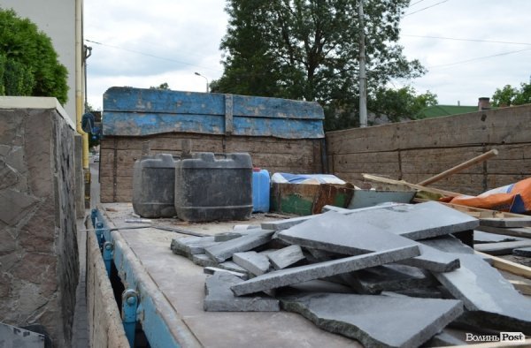 Луцьку мерію ремонтують. ФОТО