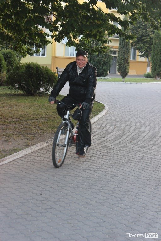 Луцьких чиновників привчали їздити на велосипеді. ФОТО