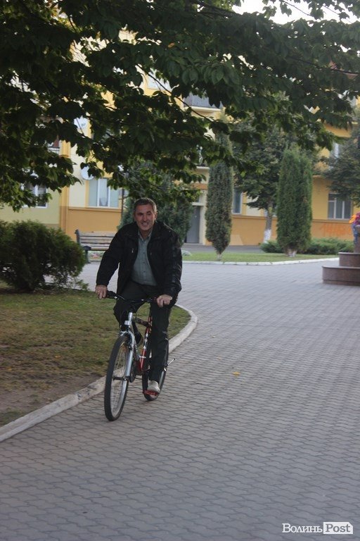 Луцьких чиновників привчали їздити на велосипеді. ФОТО