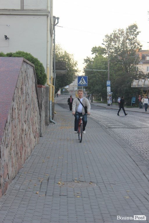 Луцьких чиновників привчали їздити на велосипеді. ФОТО