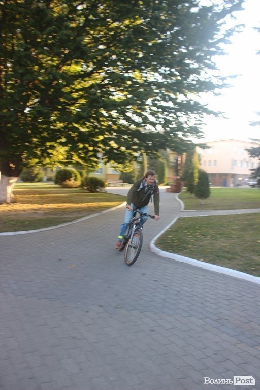 Луцьких чиновників привчали їздити на велосипеді. ФОТО