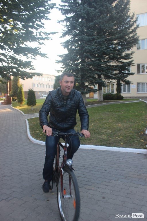 Луцьких чиновників привчали їздити на велосипеді. ФОТО