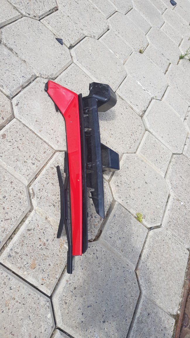 У Луцьку біля корпусу СНУ автомобіль зніс ворота. ФОТО