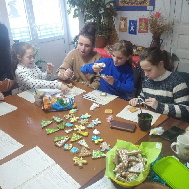 На Волині діти розмалювали для військових імбирне печиво