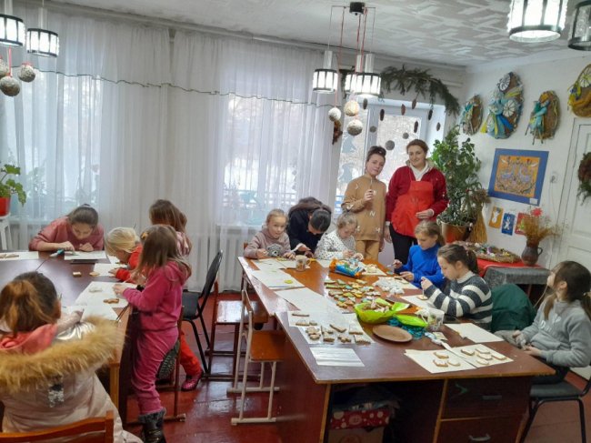 На Волині діти розмалювали для військових імбирне печиво