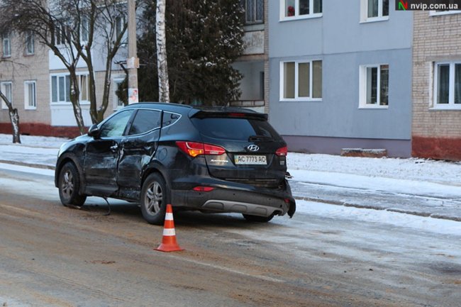 У місті на Волині зіткнулися бус і позашляховик, троє людей – у лікарні. ФОТО