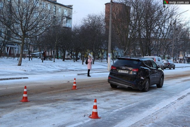 У місті на Волині зіткнулися бус і позашляховик, троє людей – у лікарні. ФОТО