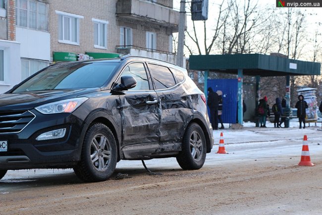 У місті на Волині зіткнулися бус і позашляховик, троє людей – у лікарні. ФОТО