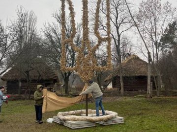 Поранений військовий встановить у Києві найбільший тризуб із дідухів