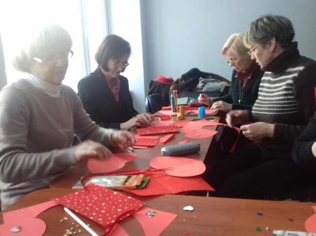 В «Інституті 3-го віку» студенти майстрували валентинки
