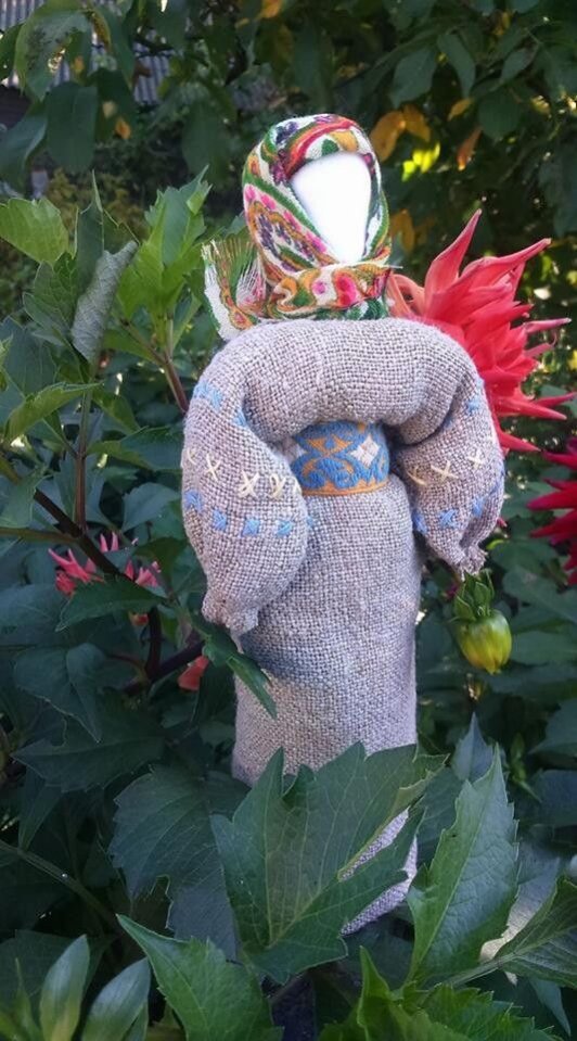 Волинська майстриня розповіла, як виготовляє унікальні ляльки-мотанки