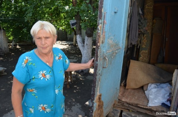 Килими згорнули і поставили у прибудоване приміщення