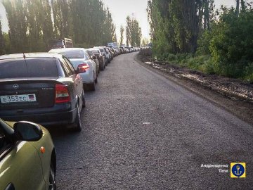 На кордоні з росією кілометрові черги: окупанти масово втікають з України