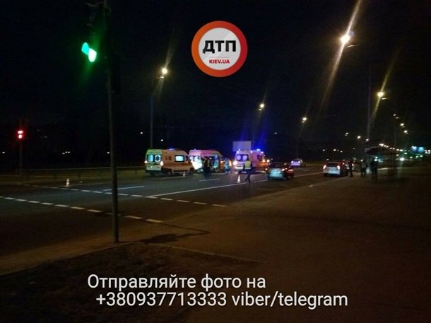 У Києві «швидка» протаранила автівку: 5 постраждалих