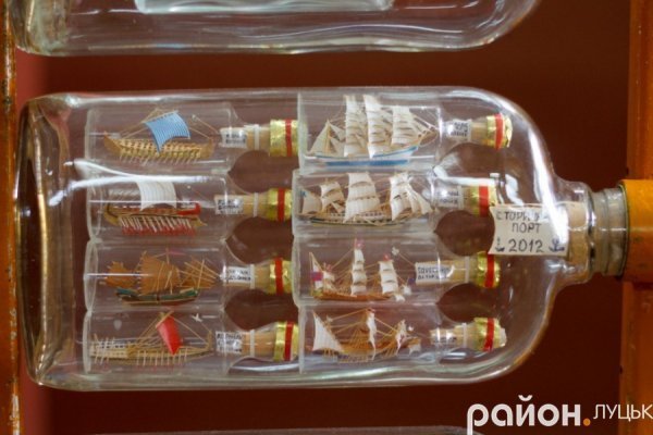 Мініатюрні шедеври: волинянин 40 років майструє кораблики у пляшках