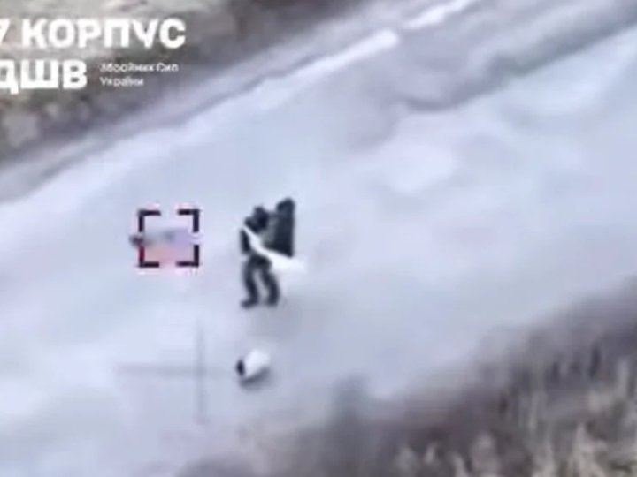 Росіяни вбили двох мирних жителів, які йшли з білим прапором. ВІДЕО 18+