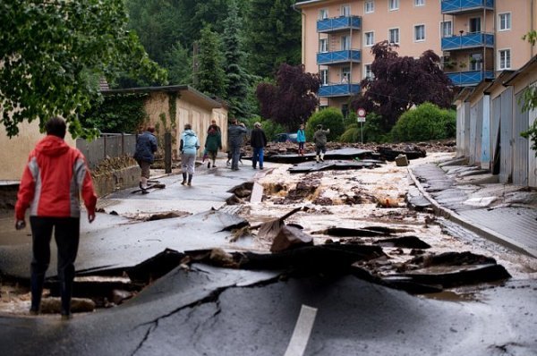 Сильні дощі в Європі змили дороги. ФОТО