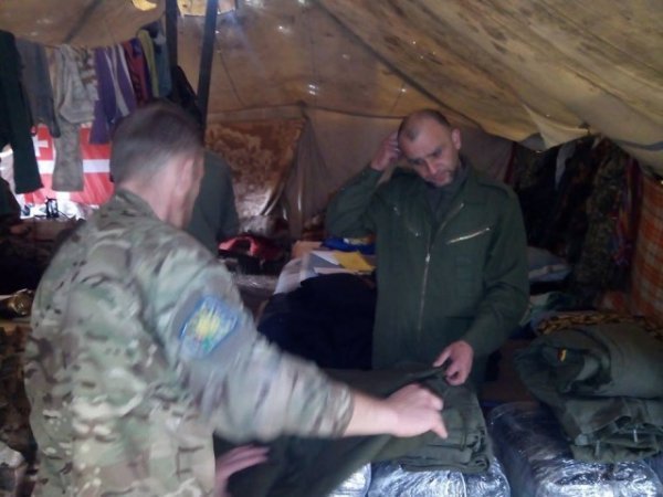 Волинські танкісти 14 бригади отримали посилку від волонтерів. ФОТО