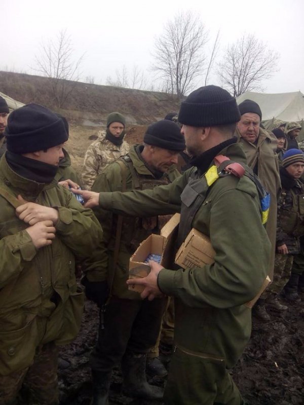 Волинські танкісти 14 бригади отримали посилку від волонтерів. ФОТО