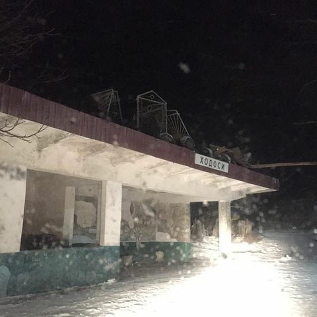 Щедрувальники на Рівненщині повиставляли вози на дахи зупинок. ФОТО