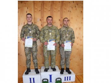 Прикордонники Луцького загону змагалися за першість у гирьовому спорті