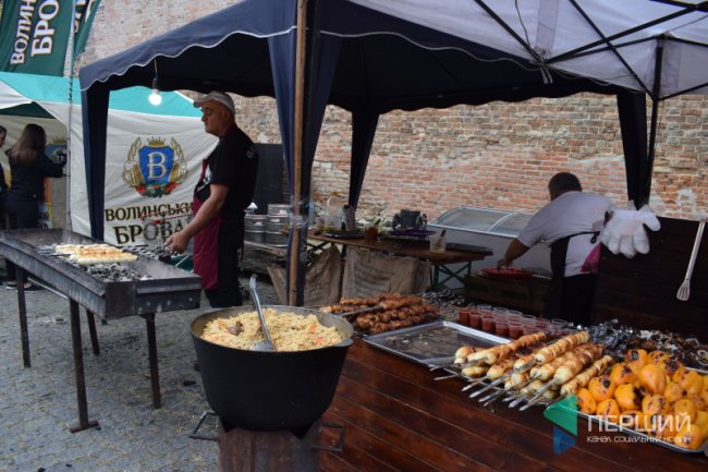 Дощ, холод і ріки пива: у Луцьку триває фестиваль. ФОТО