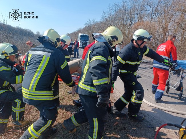 Зіткнення авто та вантажівки на Волині: водія деблокували рятувальники