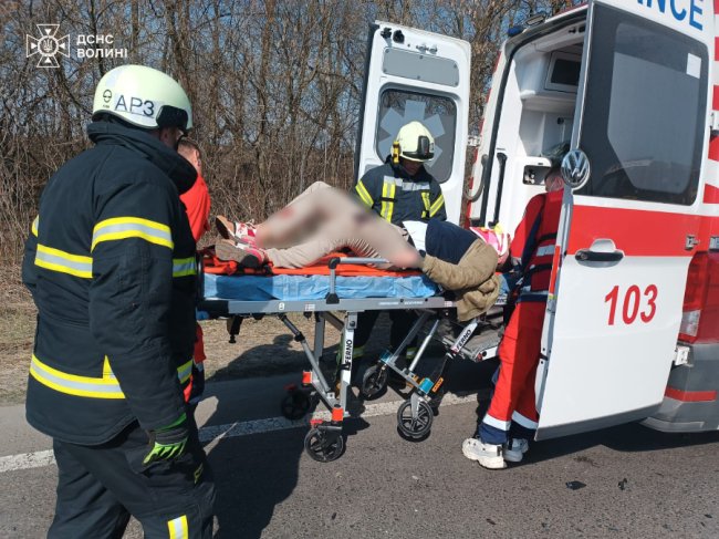 Зіткнення авто та вантажівки на Волині: водія деблокували рятувальники