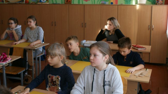 Рожищенські школярі виготовляли воскові свічки. ФОТО