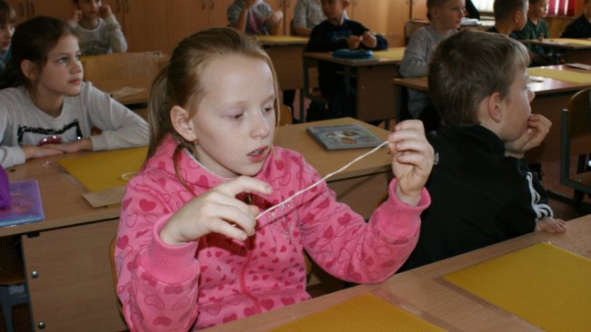 Рожищенські школярі виготовляли воскові свічки. ФОТО