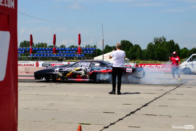 У Луцьку стартували видовищні змагання дрег-рейсерів. ФОТО