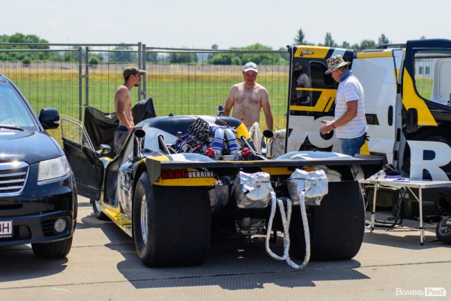 У Луцьку стартували видовищні змагання дрег-рейсерів. ФОТО