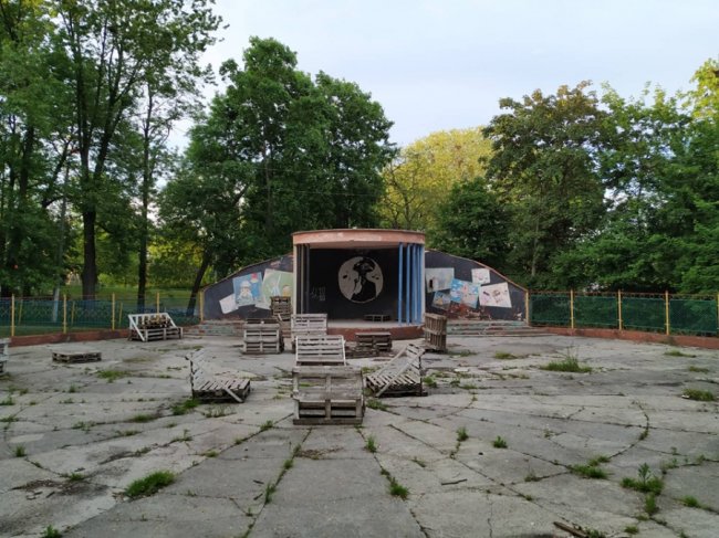 На Волині волонтери відновили зону відпочинку в парку. ФОТО