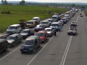 На кордоні з Польщею знову черга з сотень автомобілів