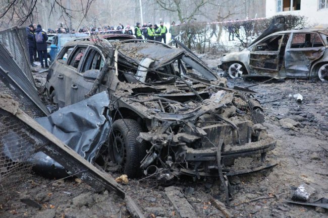 У Києві уламки балістичної ракети впали у двір багатоквартирного будинку. ФОТО