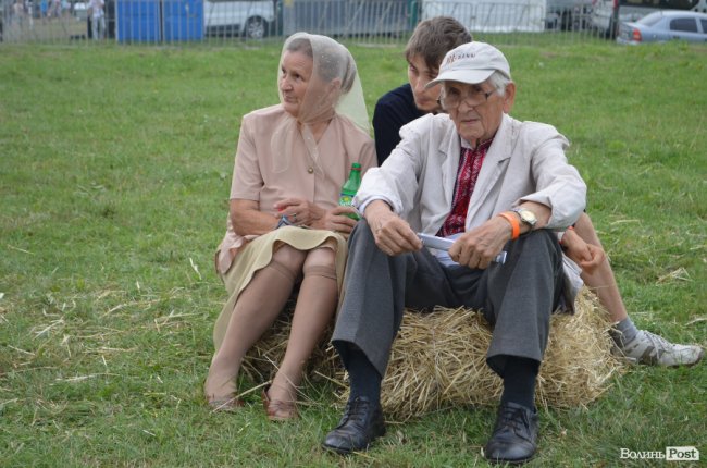 Не молоддю єдиною: як на «Бандерштаті» відпочивають «поважні» фестивальники. ФОТО 