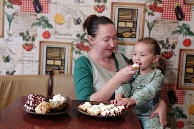 Заморські делікатеси готує сама: лучанка варить 10 сортів сиру вдома на кухні