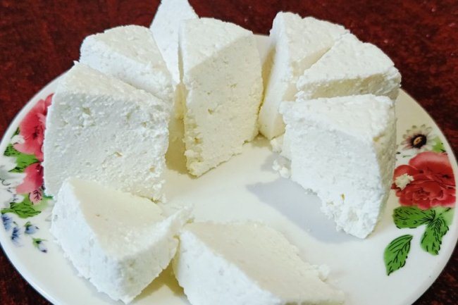 Заморські делікатеси готує сама: лучанка варить 10 сортів сиру вдома на кухні