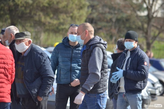 У Луцьку влаштували масову дезінфекцію таксі. ФОТО