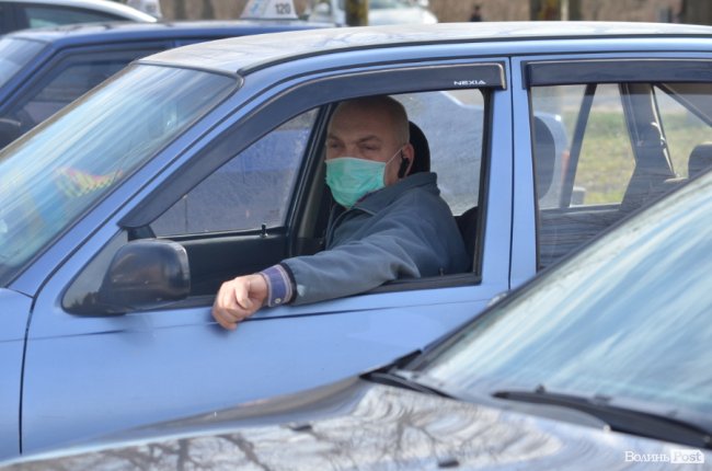 У Луцьку влаштували масову дезінфекцію таксі. ФОТО