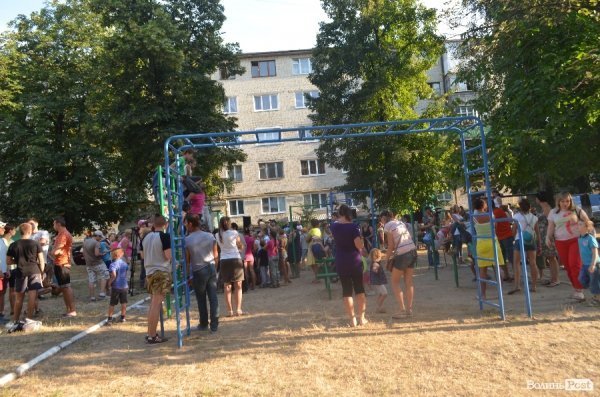 У луцьких дворах - нові спортивні майданчики. ФОТО