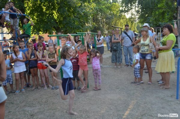 У луцьких дворах - нові спортивні майданчики. ФОТО