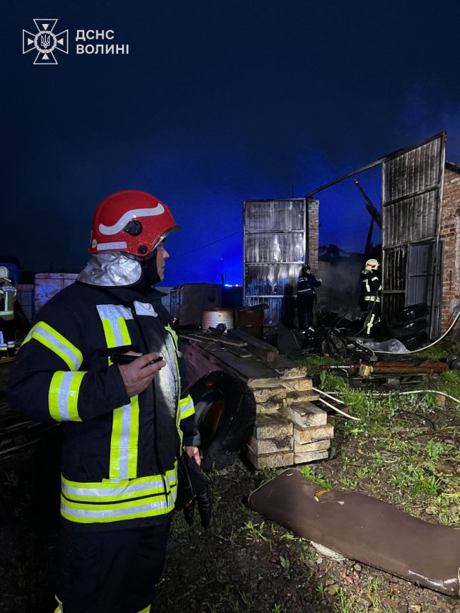 У Луцькому районі горіла господарська споруда: працювали майже 30 вогнеборців