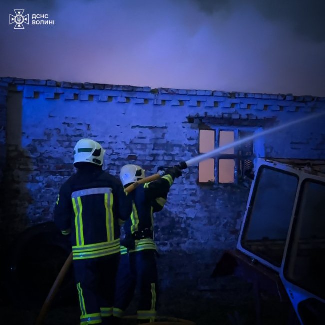 У Луцькому районі горіла господарська споруда: працювали майже 30 вогнеборців