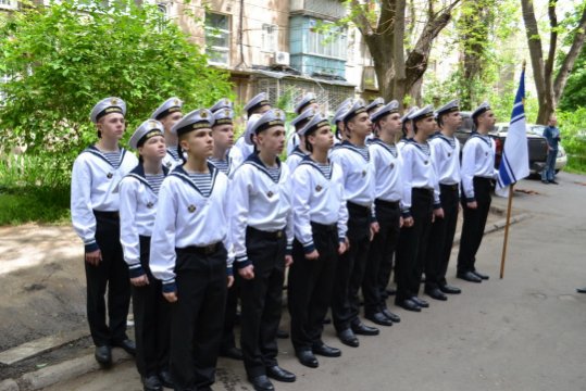 В Одесі ветерана-морпіха привітали концертом під його балконом. ФОТО